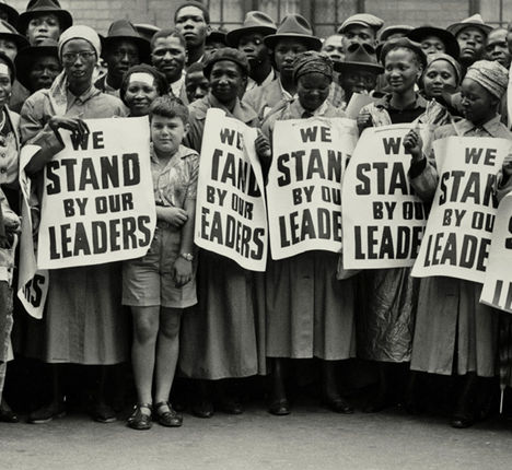 Eli Weinberg, Crowd near the Drill Hall on the opening day of the Treason Trial, December 19, 1956. Times Media Collection, Museum Africa, Johannesburg.